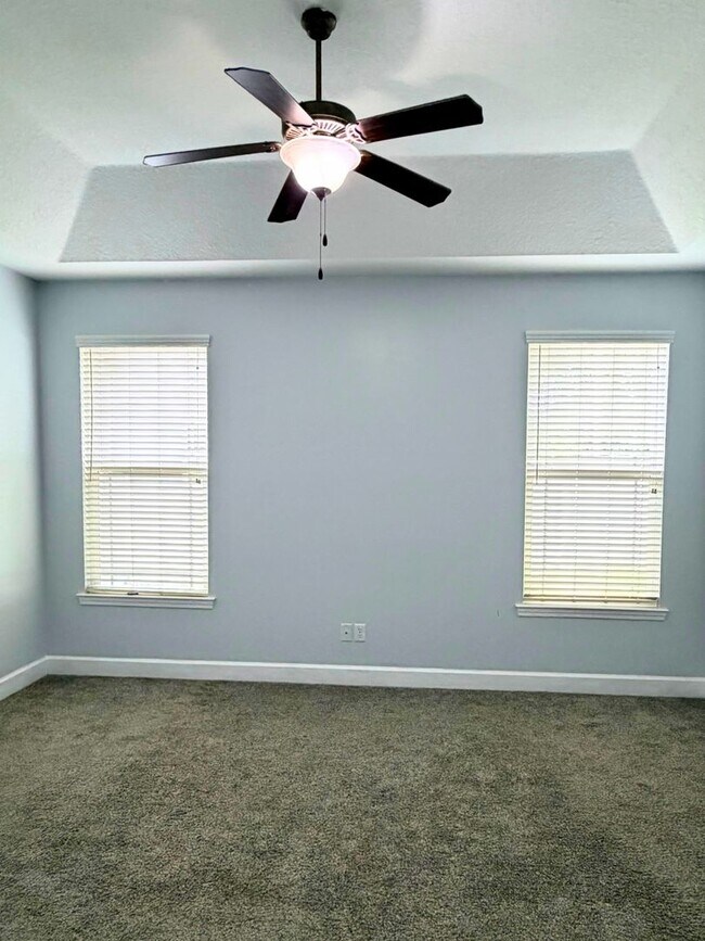 Building Photo - Woof and Meow Friendly! 4/3 with a fenced in yard!
