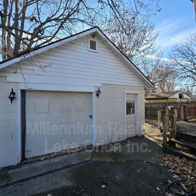 Building Photo - 644 E Meyers Ave