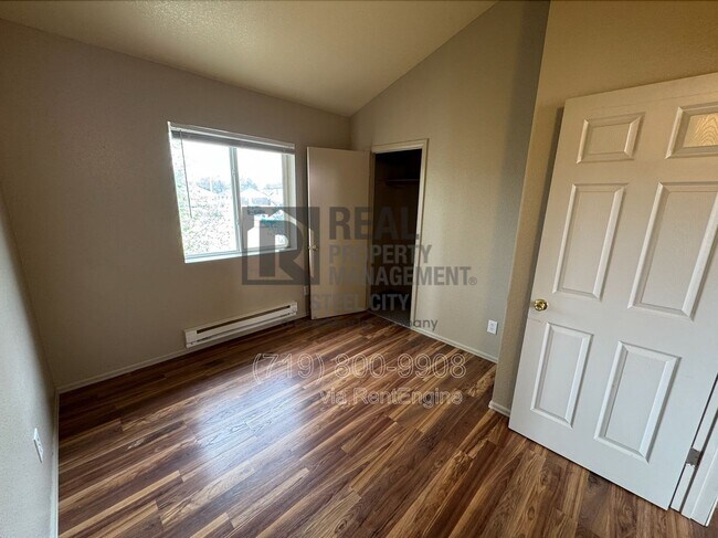Building Photo - 1717 Oakshire Ln