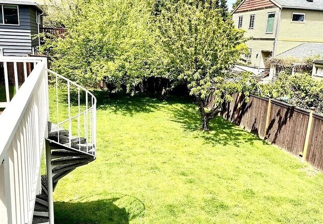 Building Photo - Beautiful Mid-Century four-bedroom Shoreline
