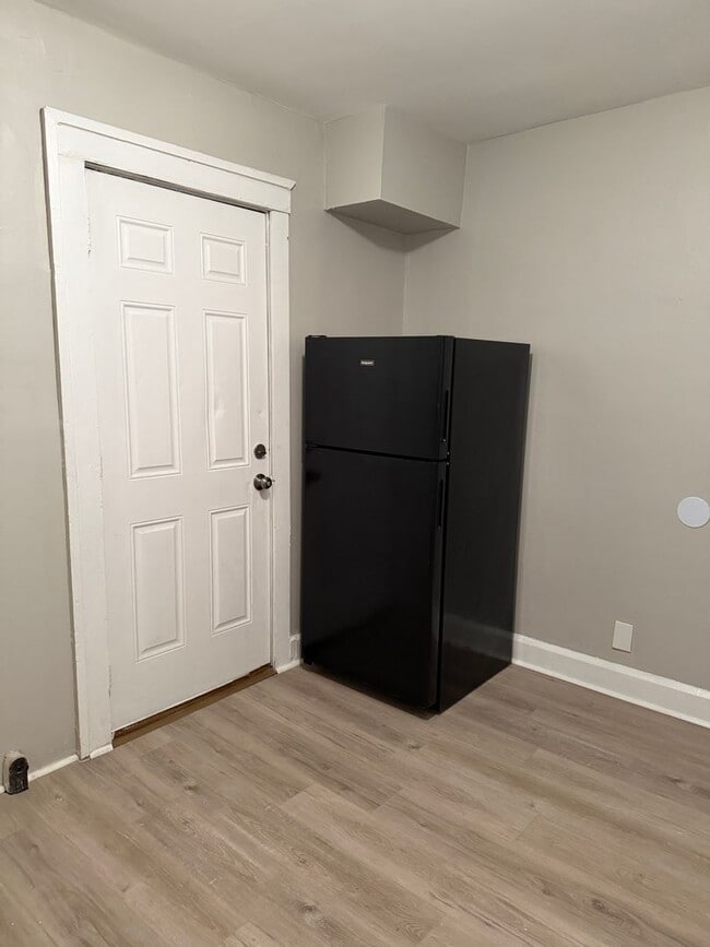 Building Photo - 861 N Drexel Ave