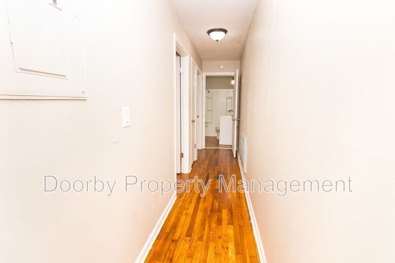 Building Photo - 2215 Allin St