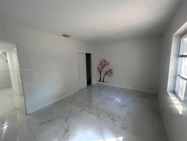 Building Photo - 1543 NE 144th St