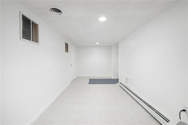 Building Photo - 42 Rollingwood Dr