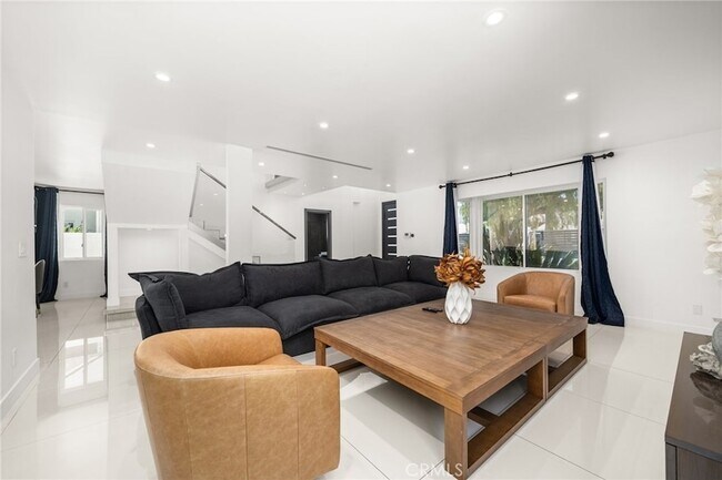 Building Photo - 4630 Cedros Ave