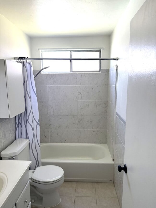 Building Photo - Charming One-Bedroom Condo in Prime Concor...