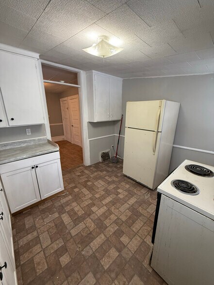 Building Photo - 831 S Lawn Ave