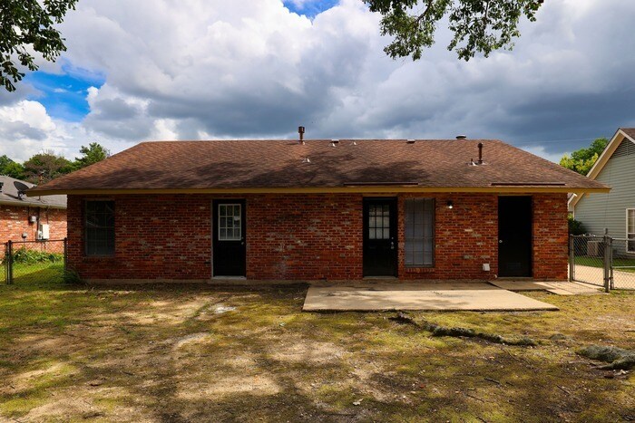 Building Photo - 832 Balfour Rd