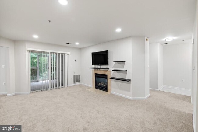 Building Photo - 6610 Lake Park Dr