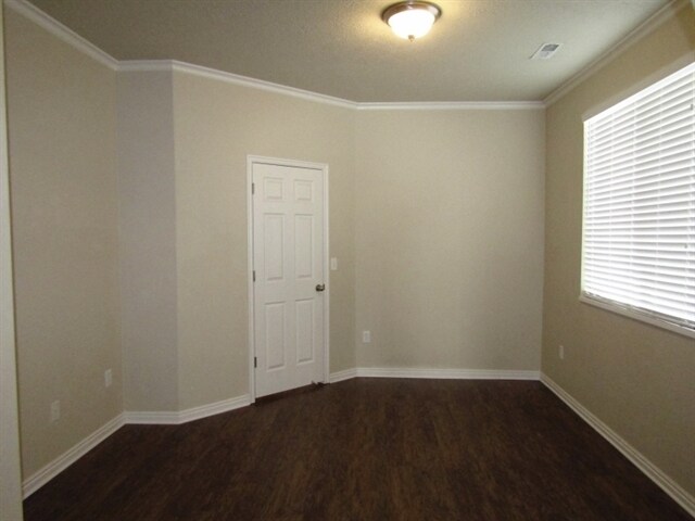 Building Photo - 738 Skipton Dr W