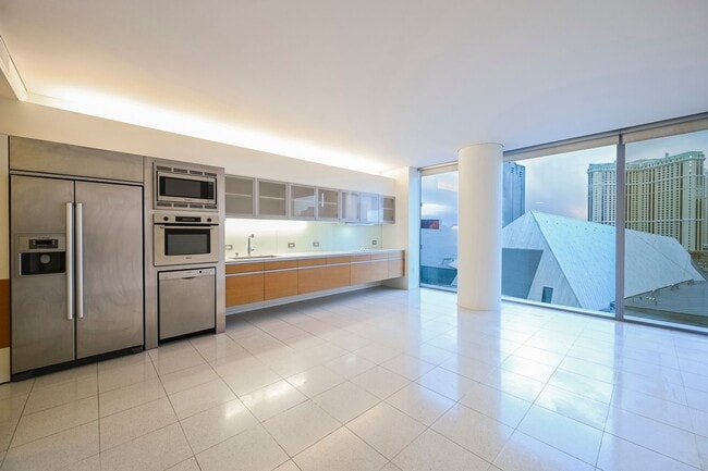 Building Photo - Studio with incredible views of the Strip!