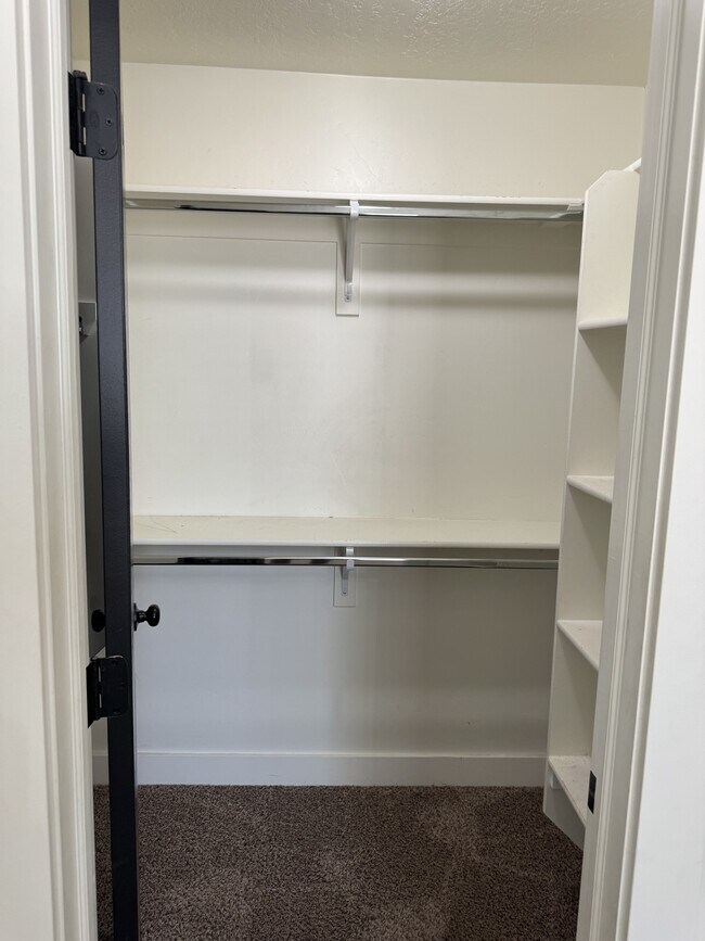 Building Photo - 890 W 110 S