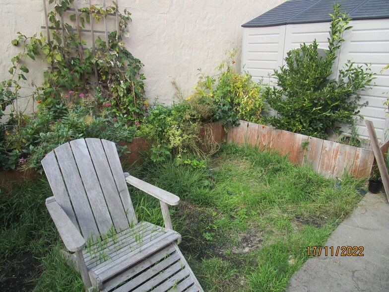 garden box - 1927 Barrett Ave