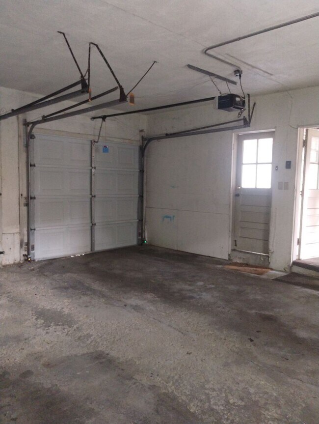 Building Photo - Quaint Duplex with a private Basement, Garage Space & Patio