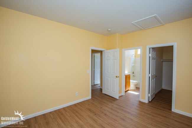 Building Photo - Fabulous 2Bdm 2.5Ba Home With Community Park & Pool.