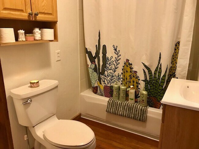 Building Photo - Central Location - 2 beds 1 bath