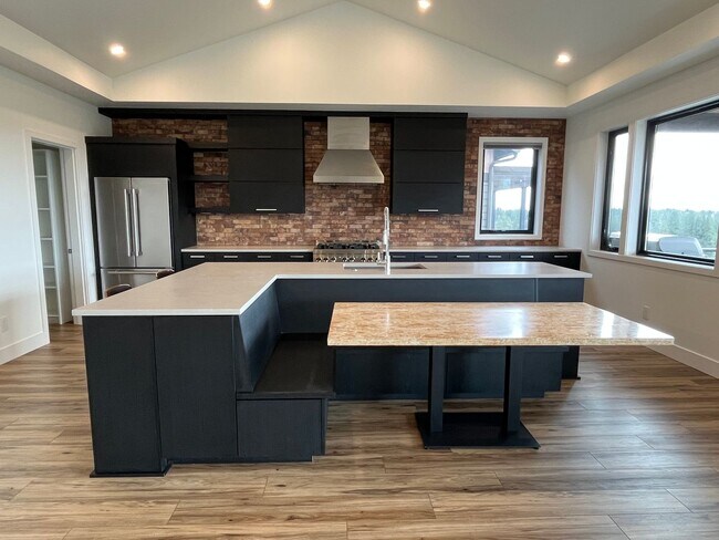 Building Photo - Gorgeous Tetherow 4 Bedroom + Office