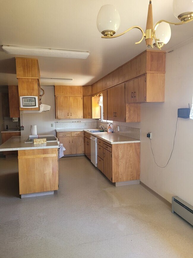 Building Photo - Large 3 Bedroom, 2 Bath Home