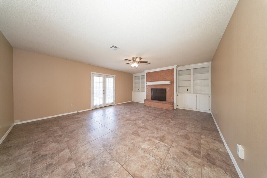 Building Photo - 11040 N Eagle Ln