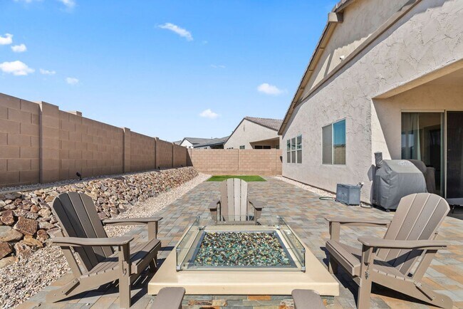 Building Photo - Newer Single Story 5 Bedroom 3 Bath Home in Vail