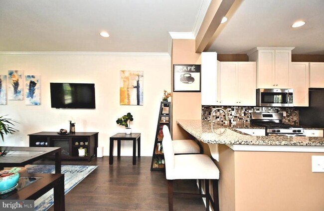 Building Photo - 353 E Hancock St