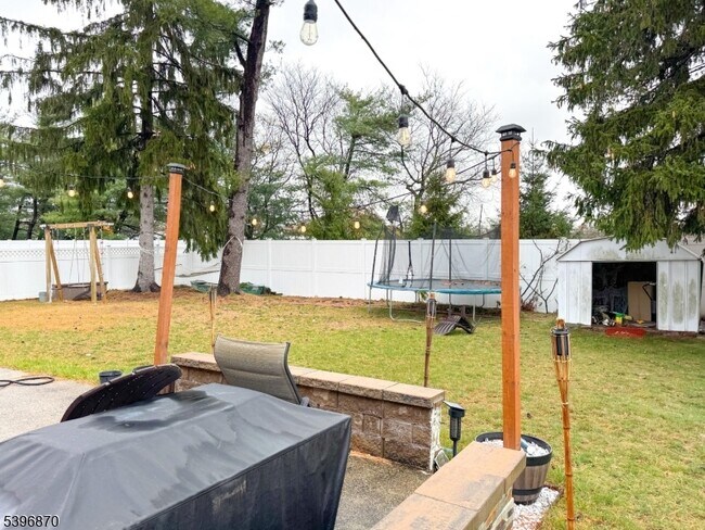 Building Photo - 617 Sycamore St