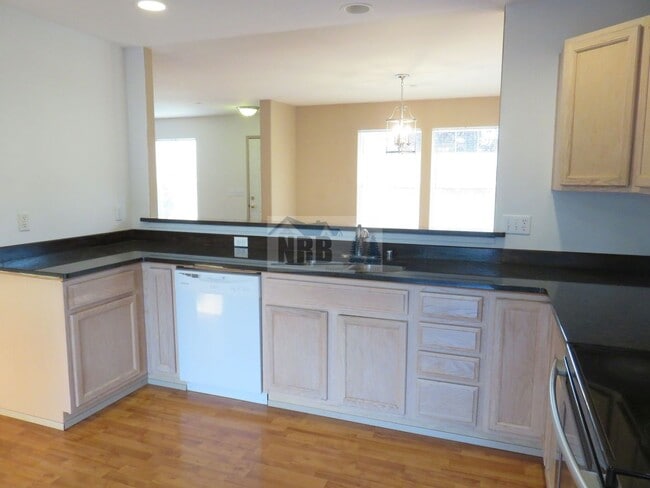 Building Photo - Stunning House in Dupont!