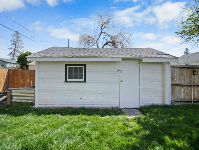Building Photo - Spacious 4-Bedroom Home w/large Outdoor Sp...