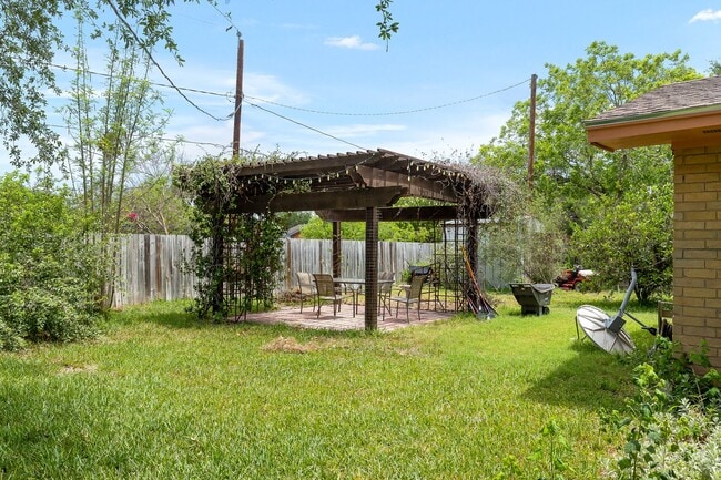 Building Photo - 2005 Point West Dr