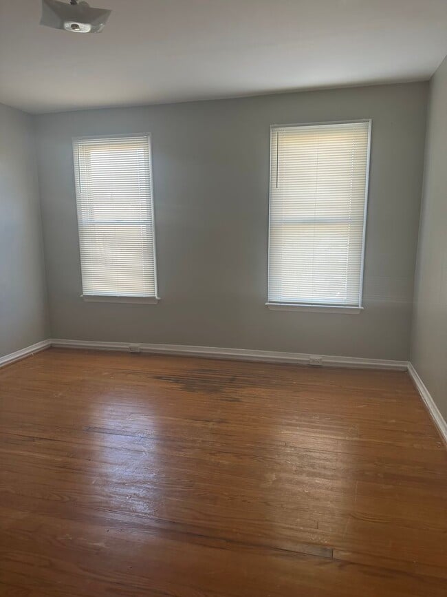 Building Photo - Spacious Home! W/D Hook-Up! Available Now!