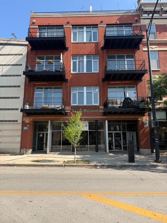 Building Photo - 1344 W Madison St