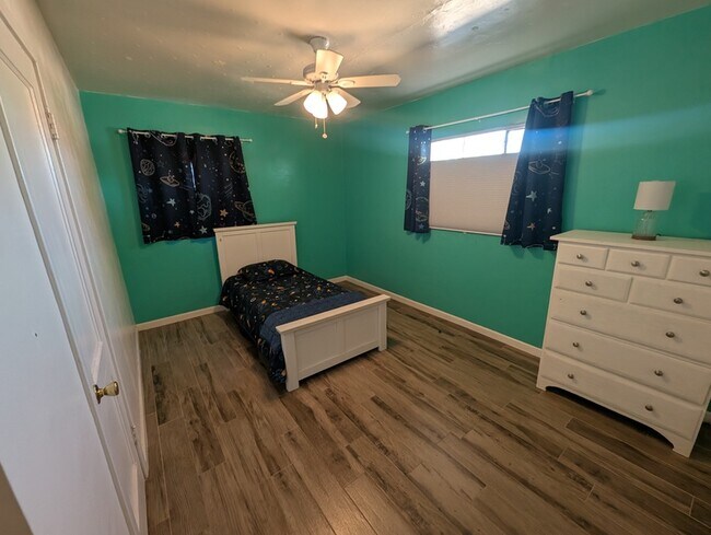 Building Photo - 5034 E 17th St