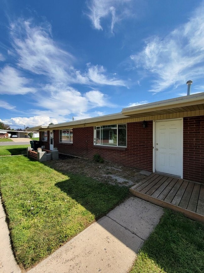 Building Photo - Roy Duplex