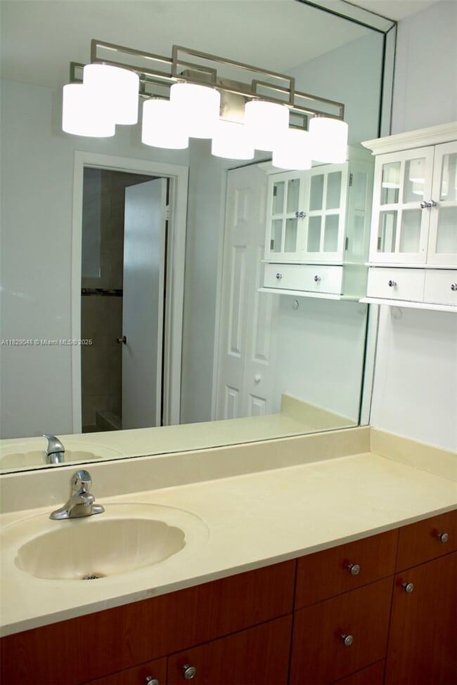 Building Photo - 2728 W 74th St