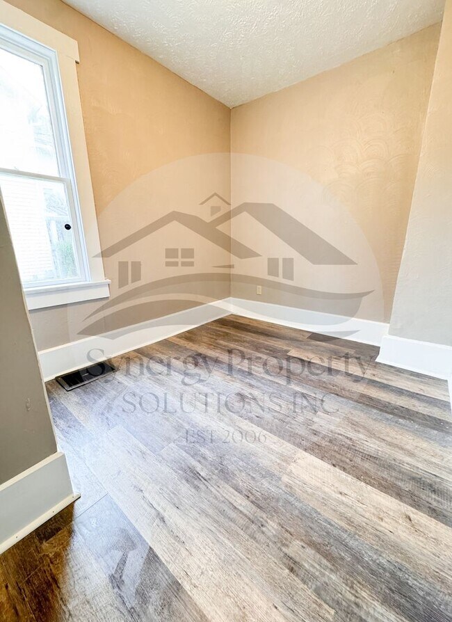 Building Photo - Martha Ave 23 - 23 1/2