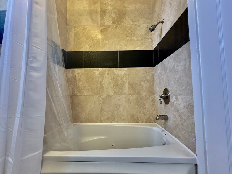 Building Photo - 2615 Maxwell Ave