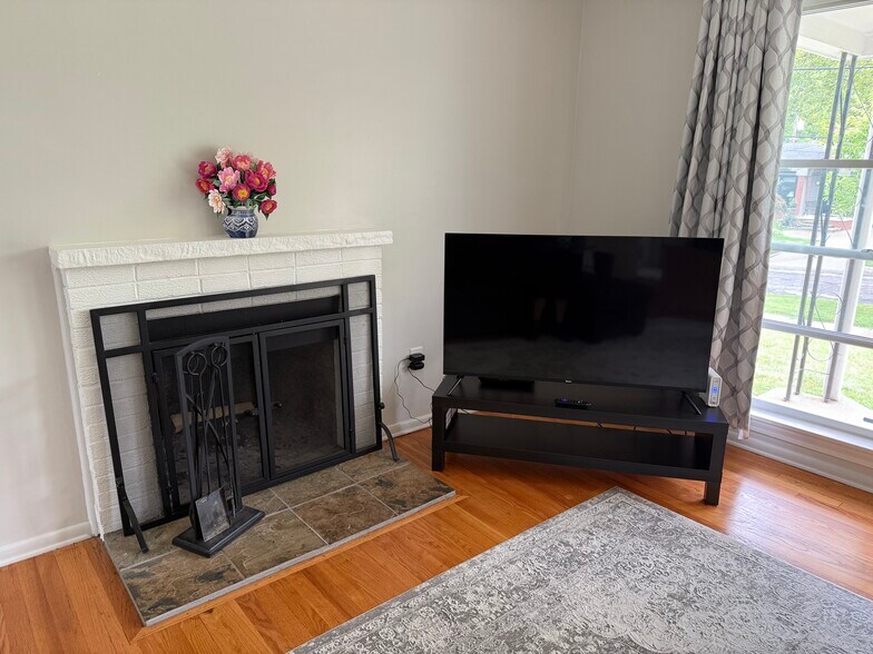 Building Photo - 2416 Medford Rd