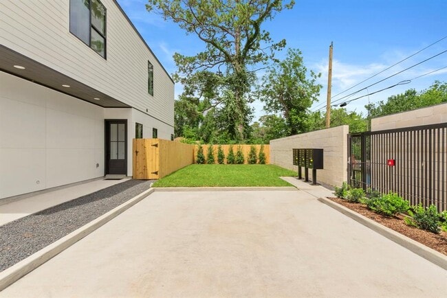 Building Photo - 6139 W Forest Dr