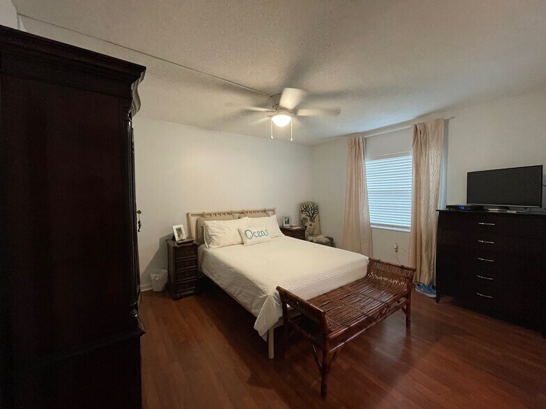 Master Bedroom with Walk In Closet - 6965 Avenue des Palais