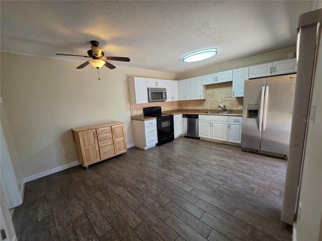 Building Photo - 3824 Saxon Dr