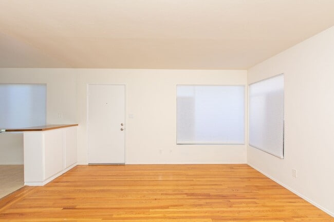 Building Photo - Spacious 2 bedroom / 1 bath home in Pacific Beach / Crown Point!