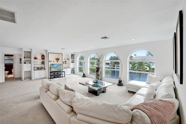 Building Photo - 2889 NE 35th St