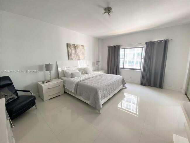 Building Photo - 5415 Collins Ave