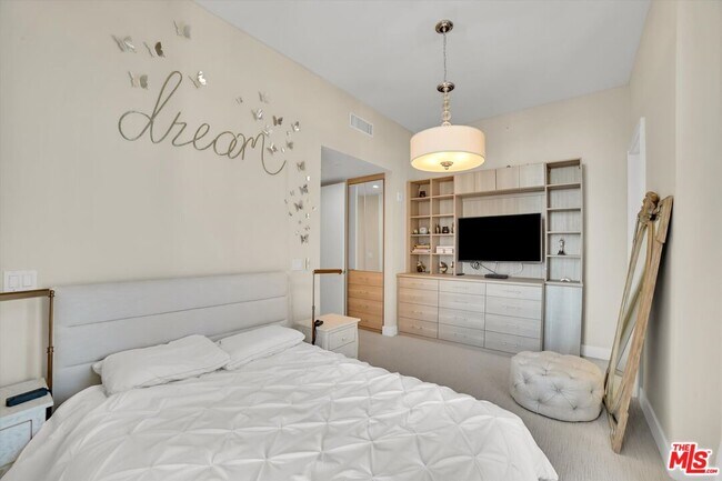 Building Photo - 10776 Wilshire Blvd