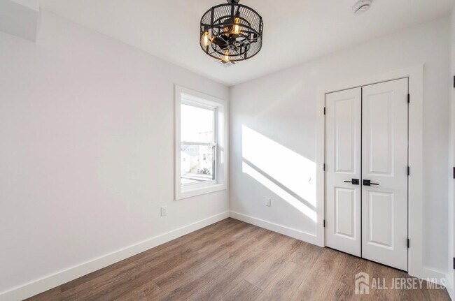 Building Photo - 227 21st St