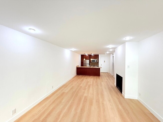 Building Photo - ***MOVE-IN SPECIAL 2 WEEKS FREE RENT***Beautiful Renovated Spacious Courtyard One Bedroom with pa...