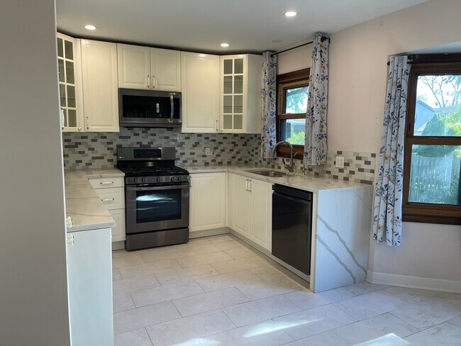 Building Photo - 1925 E Waverly Ln