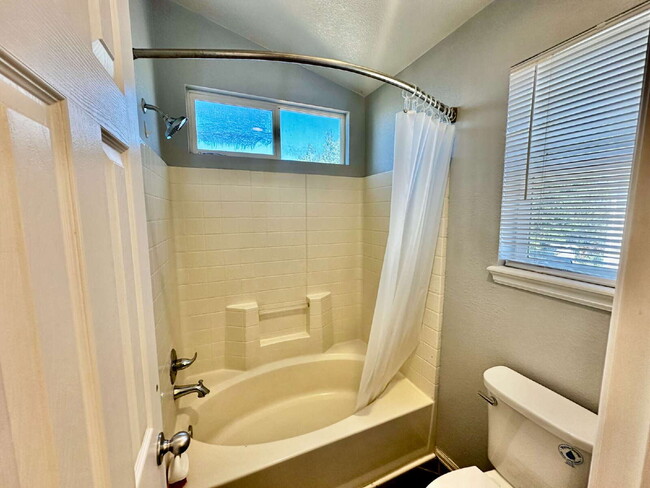 Building Photo - "Charming Centennial Retreat: Spacious 3-Bedroom Home with 2.5 Baths!