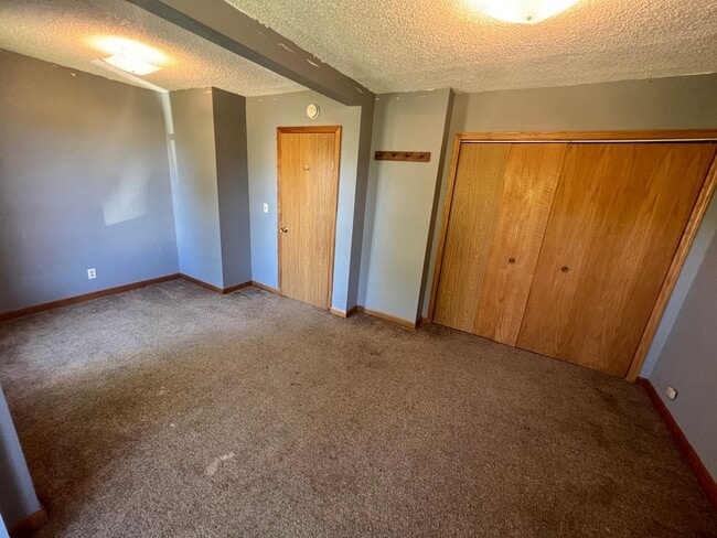 Building Photo - Upper Level 2 Bedroom Apartment - AVAILABLE JUNE