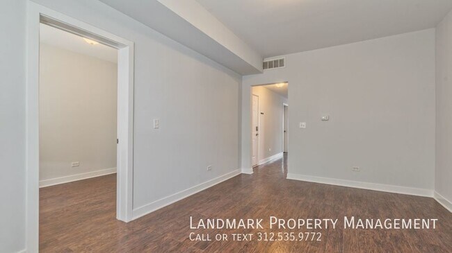 Building Photo - 2833 N Avers Ave